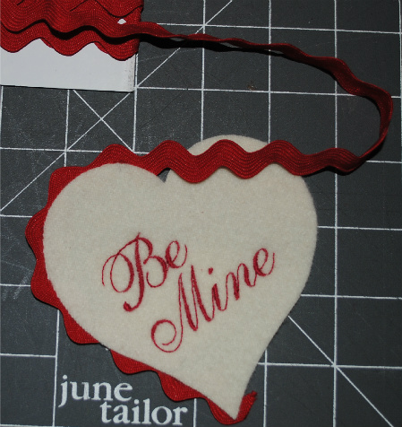 AccuQuilt 4" heart Valentine for embroidery with rick rack edge